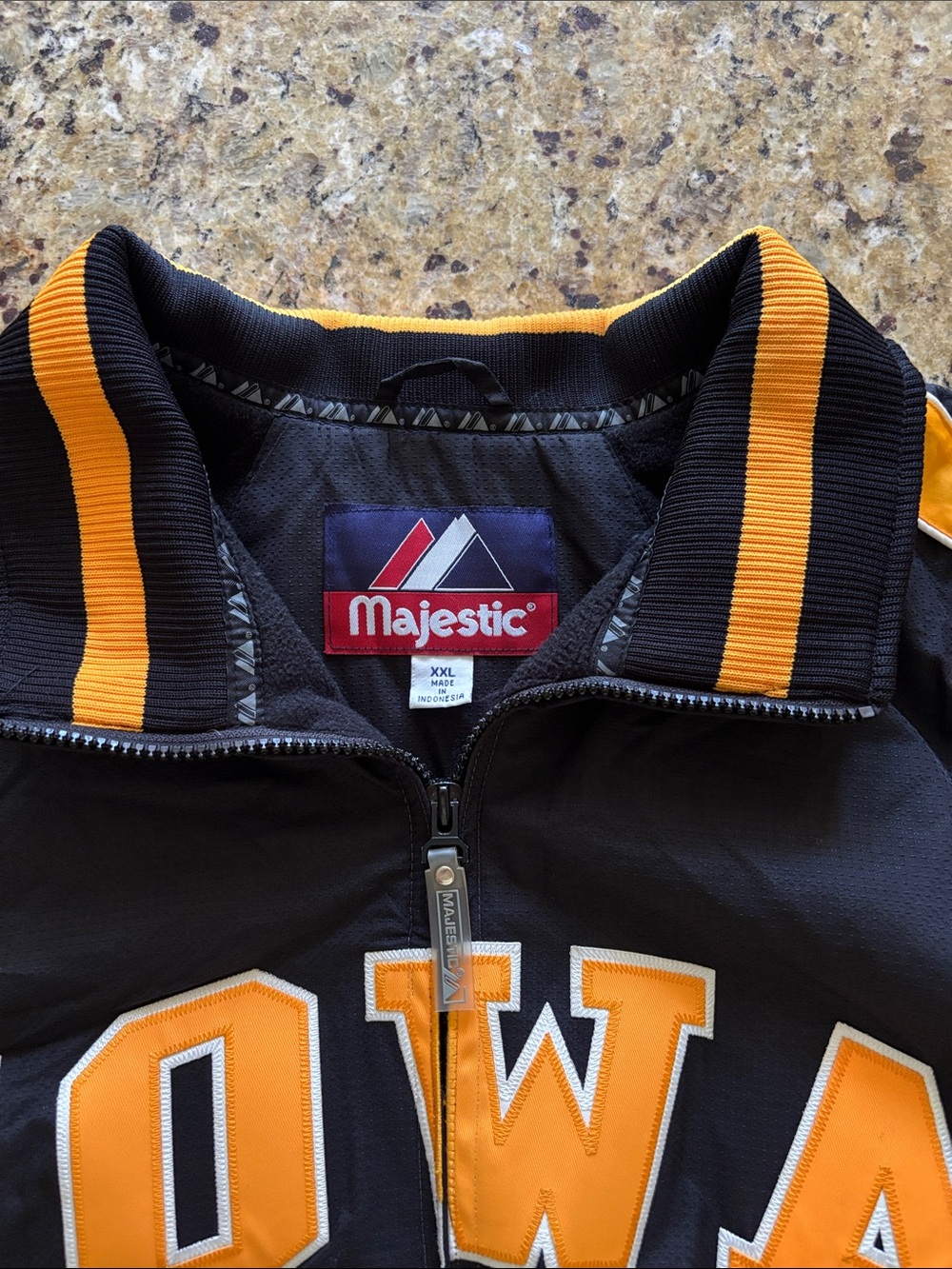 Vintage Iowa Hawkeyes Bomber Jacket Tailgate Majestic Coat mens XXL